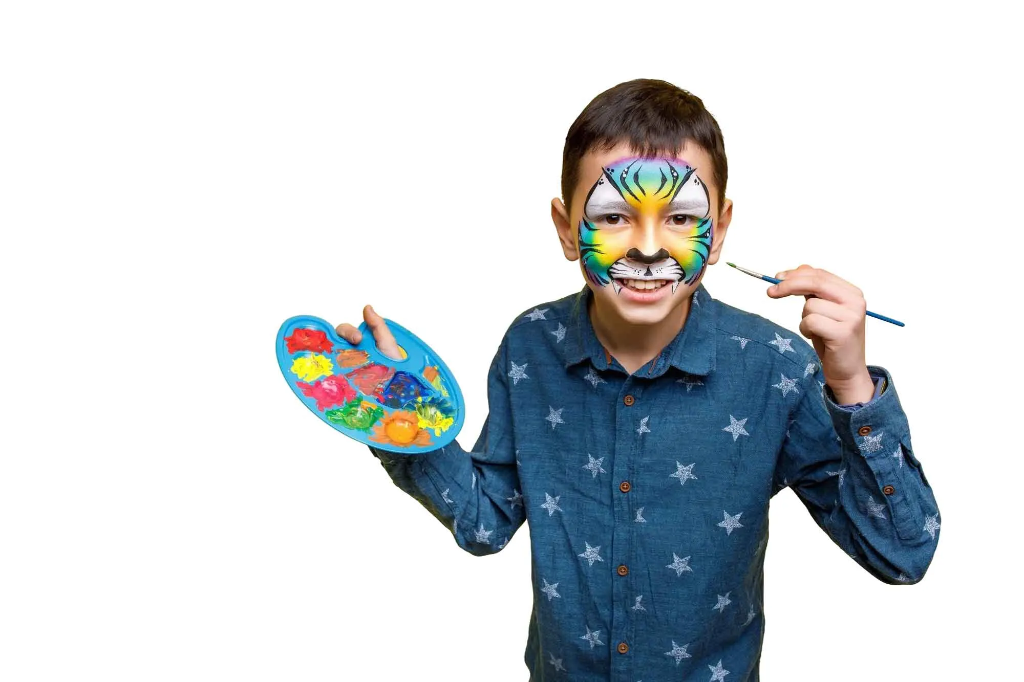 Enfant tenant une palette de peinture