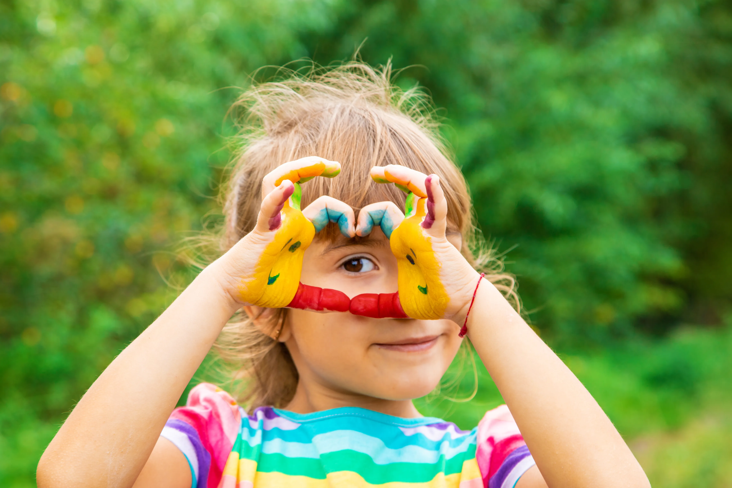 mains-enfants-peintures-sourire-mise-au-point-selective