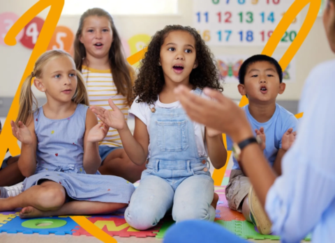 Enfants en classe apprenant les langues