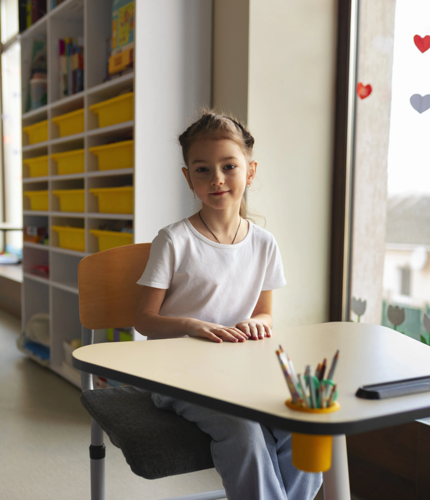 plein-coup-fille-apprenant-a-l-ecole