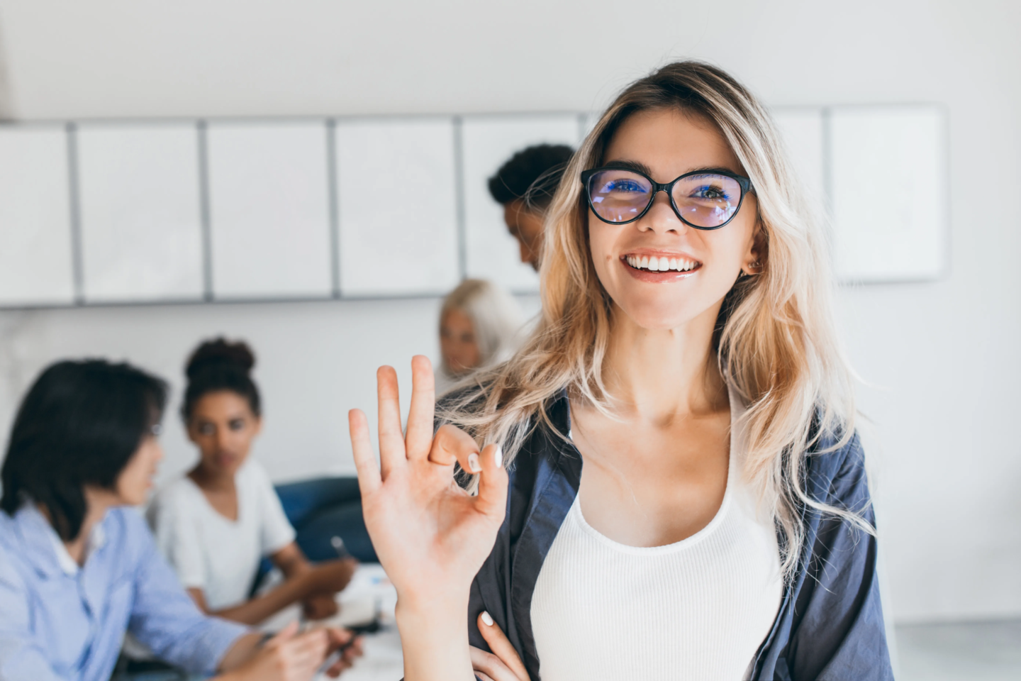 portrait-en-gros-plan-de-jolie-femme-gestionnaire-du-departement-des-ventes-photo-interieure-d-une-femme-souriante-travaillant-au-bureau-avec-des-gens-a-discuter