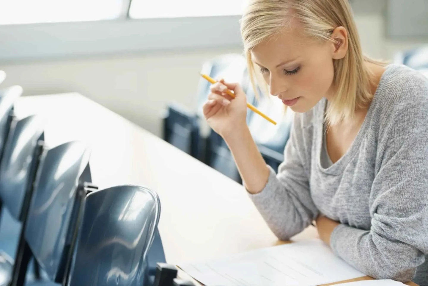 Une femme travaille en classe